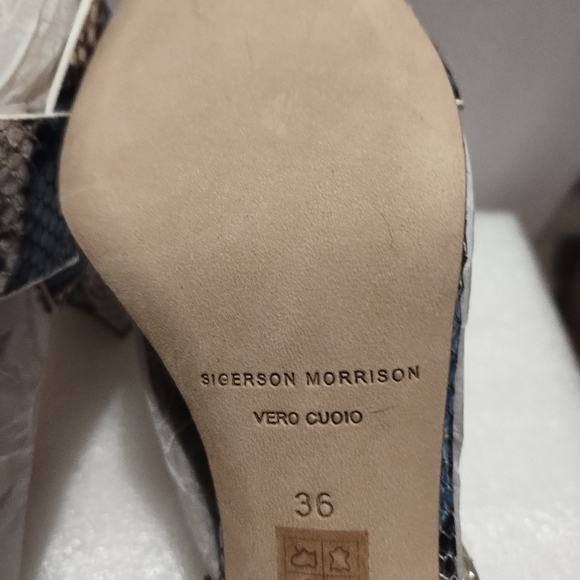 Sigerson Morrison stylish Blue and White Snake Print Women's Shoes - Picture 6 of 6